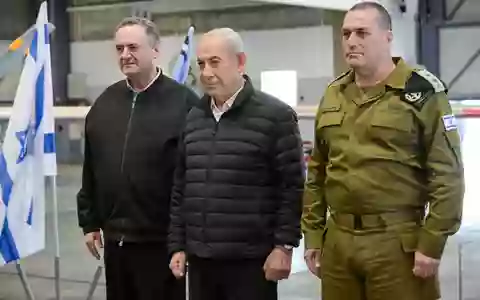 Der israelische Ministerpräsident Benjamin Netanjahu (M) besucht den Luftwaffenstützpunkt Palmachim in Begleitung des israelischen Verteidigungsministers Israel Katz (l) und des Generalstabschefs der IDF, Generalleutnant Ejal Zamir. (Archivbild) - Foto: Maayan Toaf/Israel Gpo/ZUMA Press Wire/dpa