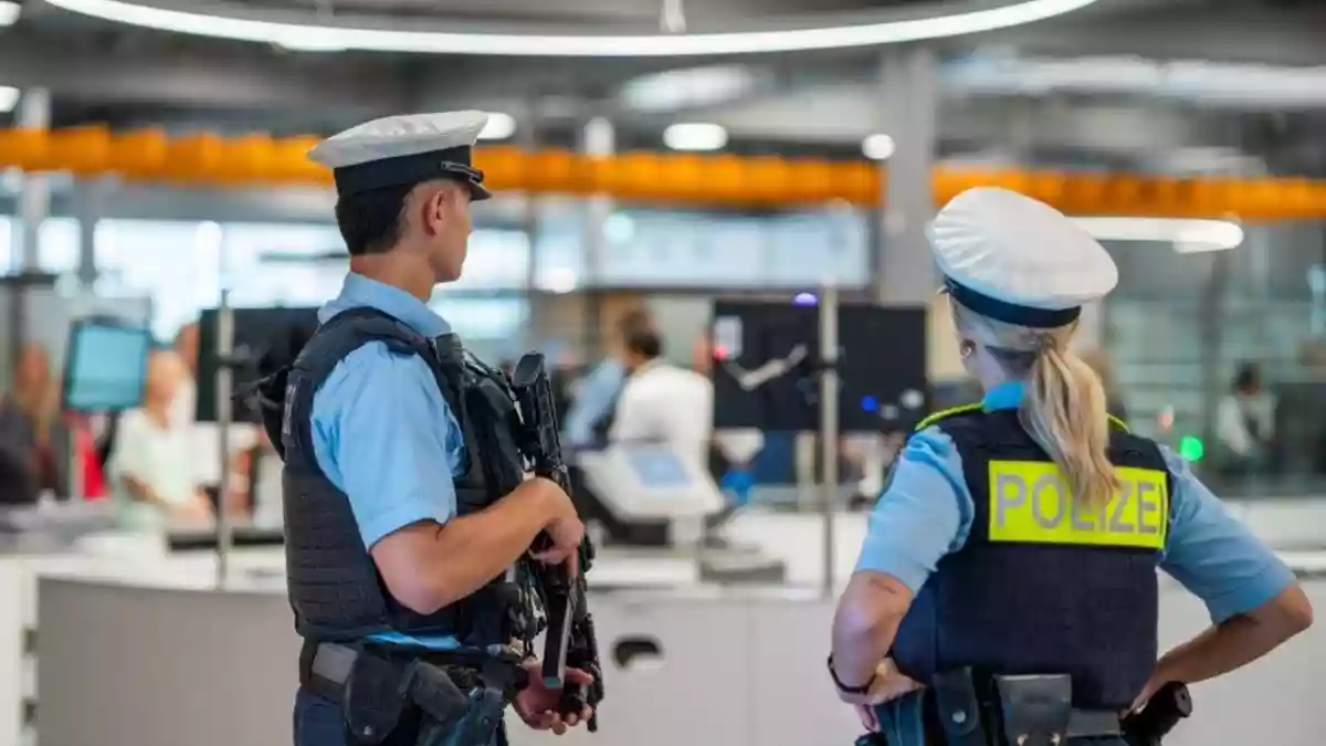 BPOL NRW: Bundespolizisten reanimieren Reisende am Flughafen Köln/Bonn 44-Jährige bricht an der Luftsicherheitskontrolle zusammen - Einsatzkräfte handeln sofort - Bild: presseportal.de