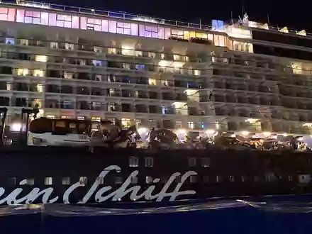 Die Passagiere können auf dem Schiff bleiben. - Foto: Jörn Hüneke/dpa