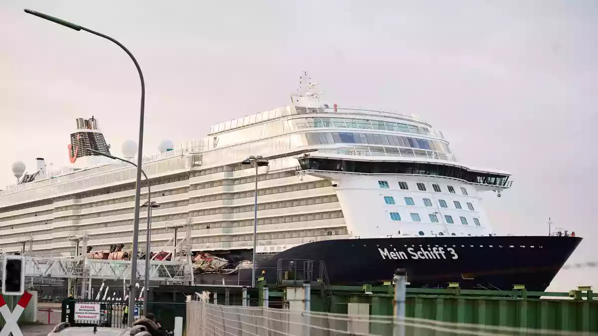 Am Morgen ankert die «Mein Schiff 3» wieder am Kreuzfahrterminal. - Bild: Sina Schuldt/dpa