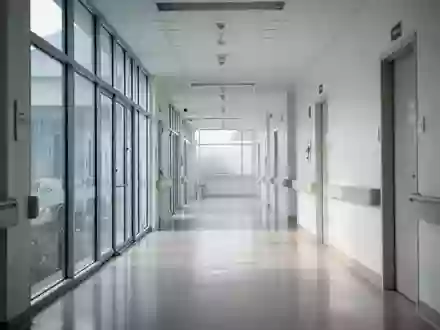 Ein minimalistischer, leerer Krankenhausflur mit hellem Boden und reflektierendem Tageslicht. - Foto: über boerse-global.de
