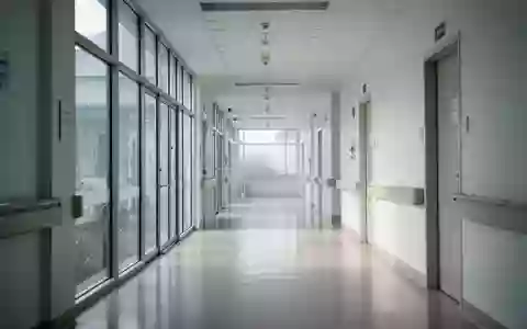 Ein minimalistischer, leerer Krankenhausflur mit hellem Boden und reflektierendem Tageslicht. - Foto: über boerse-global.de