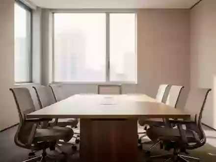 Ein heller, minimalistischer Konferenzraum mit einem Holztisch und leeren Stühlen in einer ruhigen Büroumgebung. - Foto: über boerse-global.de