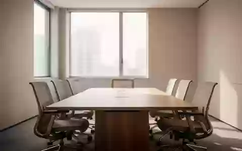 Ein heller, minimalistischer Konferenzraum mit einem Holztisch und leeren Stühlen in einer ruhigen Büroumgebung. - Foto: über boerse-global.de