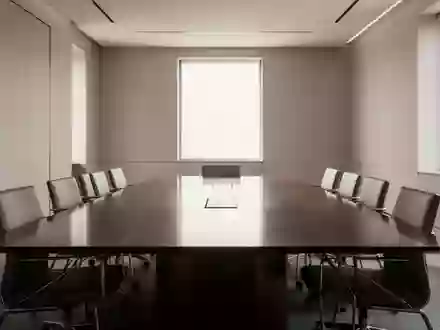 Ein minimalistischer, leerer Konferenzraum mit modernem Mobiliar und natürlichem Licht, das eine Atmosphäre von unternehmerischer Verantwortung vermittelt. - Foto: über boerse-global.de