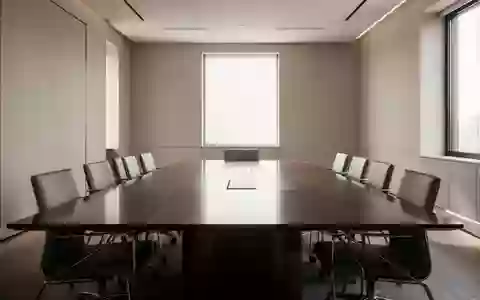Ein minimalistischer, leerer Konferenzraum mit modernem Mobiliar und natürlichem Licht, das eine Atmosphäre von unternehmerischer Verantwortung vermittelt. - Foto: über boerse-global.de