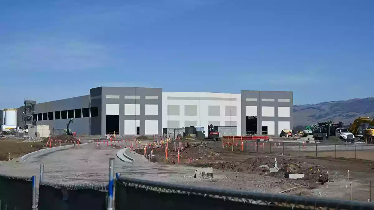 Das Rechenzentrum im kalifornischen Gilroy wird direkt neben Outlet-Shops gebaut. - Bild: Andrej Sokolow/dpa
