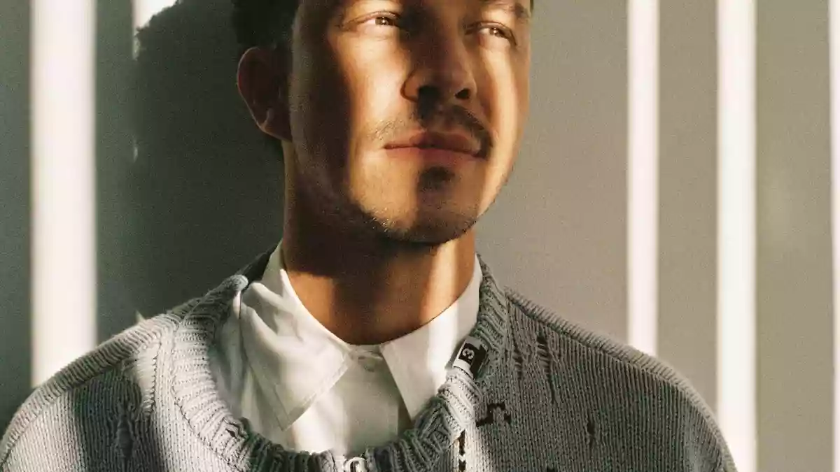Nico Santos wuchs auf Mallorca auf, wo er seinen spanisch klingenden Künstlernamen annahm. (Handout) - Bild: Paul Hüttemann/Universal Music/dpa
