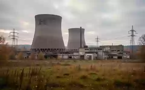 Ein stillgelegtes Kraftwerksgelände mit Kühltürmen und Strommasten in einer weiten Industrielandschaft. - Foto: über boerse-global.de