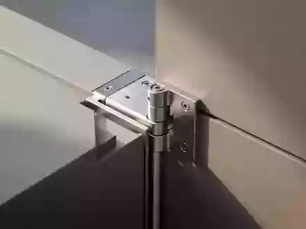 Ein präzisionsgefertigtes mechanisches Scharnier an einer glatten, neutralen Oberfläche in einer hellen, minimalistischen Umgebung. - Foto: über boerse-global.de