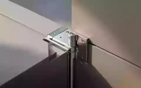 Ein präzisionsgefertigtes mechanisches Scharnier an einer glatten, neutralen Oberfläche in einer hellen, minimalistischen Umgebung. - Foto: über boerse-global.de