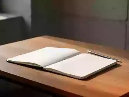 Ein minimalistischer Arbeitsplatz mit einem leeren Notizbuch und einem Bleistift in einem lichtdurchfluteten, ruhigen Raum. - Foto: über boerse-global.de