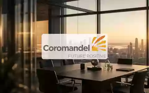 Modernes, minimalistisches Büro mit Blick auf eine Industrieanlage bei Dämmerung, symbolisiert unternehmerische Strategie. - Foto: über boerse-global.de