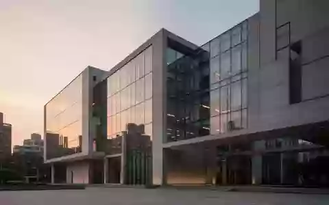 Moderne Büroarchitektur in Taipeh in der Abenddämmerung ohne sichtbare Schriftzeichen oder Personen. - Foto: über boerse-global.de