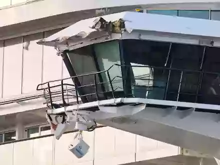 Die beschädigte «Mein Schiff 3» muss in eine Werft. - Foto: Sina Schuldt/dpa