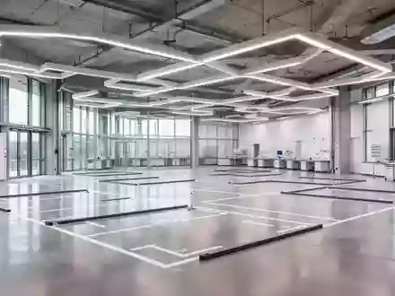 Ein weites, modernes Forschungslabor mit polierten Betonböden und modularen Arbeitsbereichen im Münchner LabCampus. - Foto: über boerse-global.de