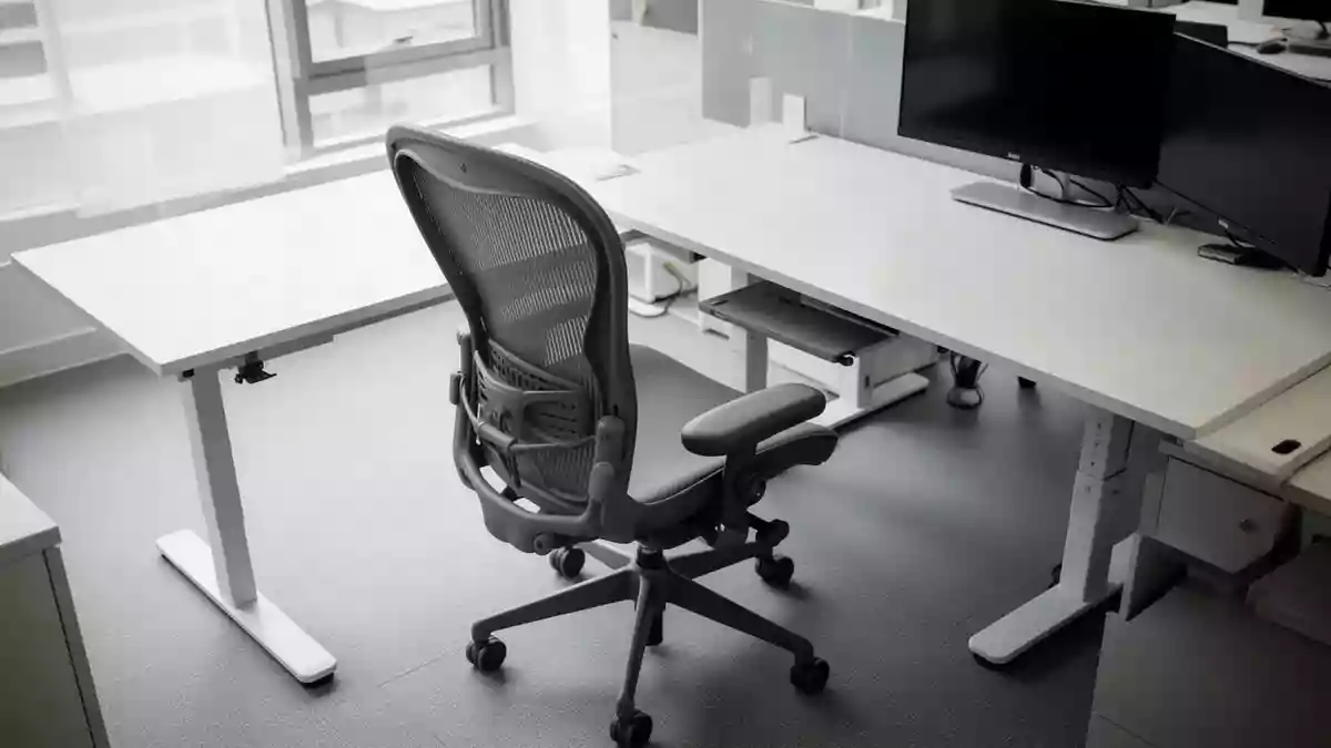 Arbeitsplatz ergonomisch einrichten: Haltung, Pausen und Mobiliar