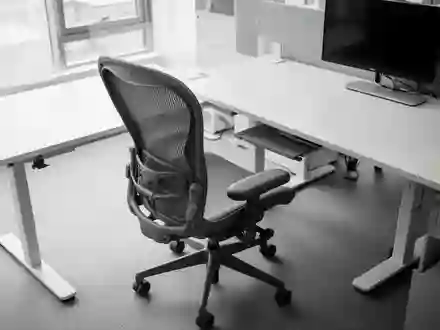 Symbolbild: ergonomischer Bürostuhl am Stehschreibtisch - Foto: über boerse-global.de