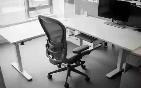 Symbolbild: ergonomischer Bürostuhl am Stehschreibtisch - Foto: über boerse-global.de