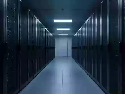 Ein moderner, minimalistischer Serverraum mit dunklen Metallschränken in einer kühlen blauen Beleuchtung. - Foto: über boerse-global.de