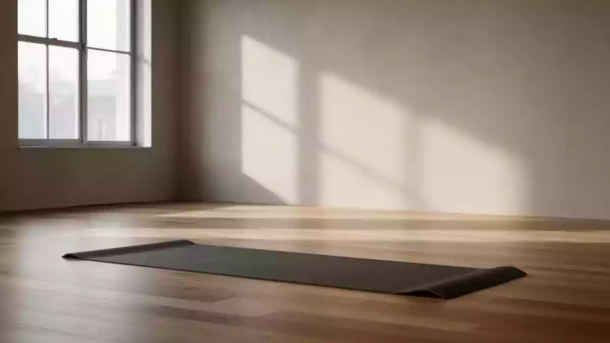 Ein minimalistischer, lichtdurchfluteter Trainingsraum mit einer ausgebreiteten Yogamatte auf einem Holzboden. Illustration mit AI erstellt.