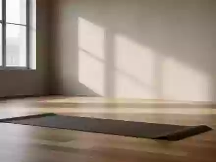 Ein minimalistischer, lichtdurchfluteter Trainingsraum mit einer ausgebreiteten Yogamatte auf einem Holzboden. - Foto: über boerse-global.de