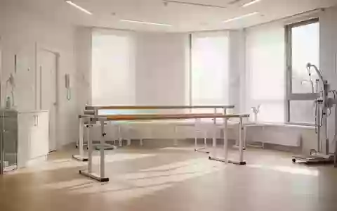 Ein heller, moderner Therapieraum mit hölzernem Boden und einer Barrenanlage für die physiotherapeutische Rehabilitation. - Foto: über boerse-global.de