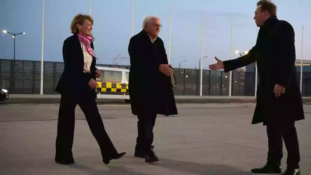 Steinmeier brach am frühen Morgen nach China auf. - Bild: Katharina Kausche/dpa
