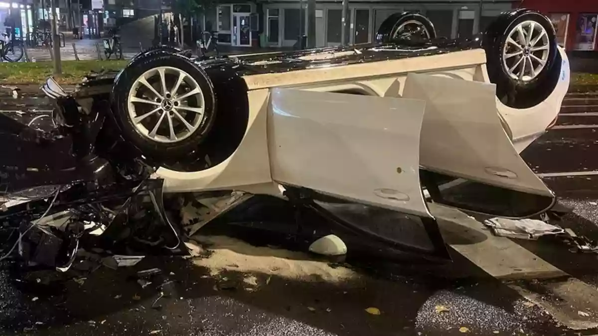 POL-AC: Verkehrsunfall am Kaiserplatz: Pkw überschlägt sich - Ampelanlage beschädigt - Bild: presseportal.de