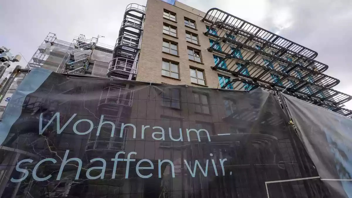 Weniger Komfort, dafür weniger Kosten, das steckt hinter dem Gebäudetyp E. (Archivbild) - Bild: Andreas Arnold/dpa