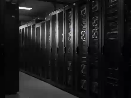 Dunkle, ungenutzte Serverschränke in einem ruhigen Rechenzentrum mit Fokus auf industrielle Texturen und Schatten. - Foto: über boerse-global.de