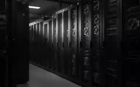 Dunkle, ungenutzte Serverschränke in einem ruhigen Rechenzentrum mit Fokus auf industrielle Texturen und Schatten. - Foto: über boerse-global.de