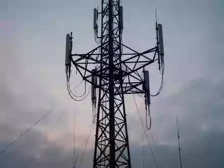 Ein Funkturm vor einem bewölkten Abendhimmel als Symbol für Mobilfunkinfrastruktur. - Foto: über boerse-global.de