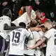 Rücken noch enger zusammen: Die Bayern-Spieler nach dem 3:1 in Freiburg. - Bild: Harry Langer/dpa