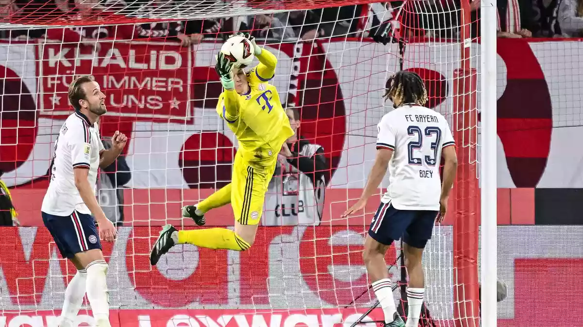 Starke Paraden: Neuer-Vertreter Jonas Urbig hielt den Bayern-Sieg fest. - Bild: Harry Langer/dpa