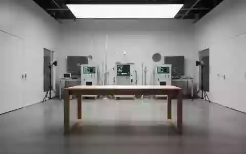 Ein minimalistischer, leerer Arbeitstisch in einem modernen Elektronik-Labor mit unscharfen Messgeräten im Hintergrund. - Foto: über boerse-global.de
