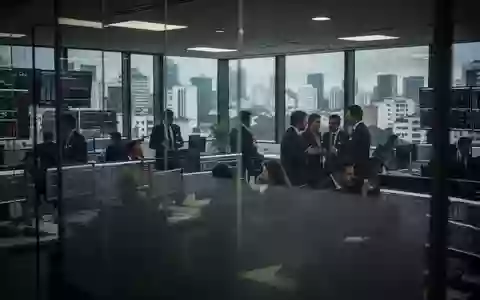 Börsenparkett in São Paulo mit nachdenklichen Händlern vor einem Fenster mit Blick auf die Stadt. - Foto: über boerse-global.de