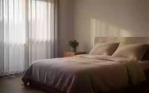 Ein minimalistisch eingerichtetes, ruhiges Schlafzimmer mit sanftem Morgenlicht und einer ordentlich gemachten Bettstatt. - Foto: über boerse-global.de