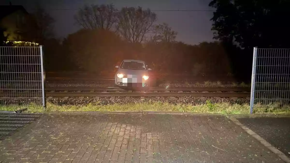 BPOL NRW: Betrunkener Autofahrer landet im Gleisbett - Bild: presseportal.de