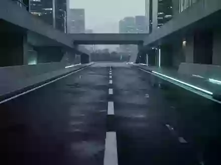Eine leere, moderne Stadtstraße bei Dämmerung mit einem dezenten cyanfarbenen Lichtschimmer auf dem Asphalt. - Foto: über boerse-global.de