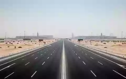 Eine leere, mehrspurige Autobahn in Dubai bei hellem Tageslicht, umgeben von einer weiten Wüstenlandschaft. - Foto: über boerse-global.de