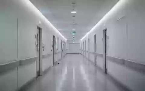 Ein leerer, modern gestalteter Krankenhausflur mit hellen Wänden und indirekter Beleuchtung. - Foto: über boerse-global.de