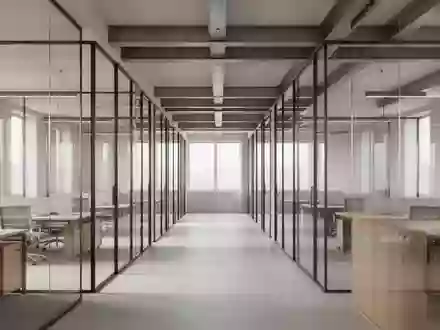 Moderne, leere Büroarchitektur mit offenen Arbeitsbereichen und Glasfronten in einer hellen, professionellen Umgebung. - Foto: über boerse-global.de