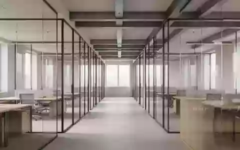 Moderne, leere Büroarchitektur mit offenen Arbeitsbereichen und Glasfronten in einer hellen, professionellen Umgebung. - Foto: über boerse-global.de