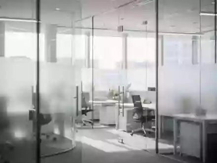 Modernes Bürointerieur mit Glaswänden und hellem Tageslicht in einer professionellen Geschäftsumgebung. - Foto: über boerse-global.de