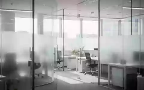 Modernes Bürointerieur mit Glaswänden und hellem Tageslicht in einer professionellen Geschäftsumgebung. - Foto: über boerse-global.de