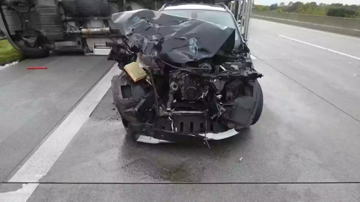POL-NMS: 261026-2-Update: Schwerer Verkehrsunfall A7 am Freitagmittag bei Neumünster (OTS:261023-5) - Bild: presseportal.de