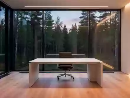 Ein minimalistisch gestalteter, moderner Arbeitsplatz mit Blick auf einen skandinavischen Wald bei Dämmerung. - Foto: über boerse-global.de