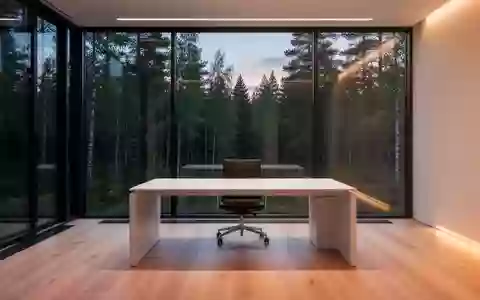 Ein minimalistisch gestalteter, moderner Arbeitsplatz mit Blick auf einen skandinavischen Wald bei Dämmerung. - Foto: über boerse-global.de