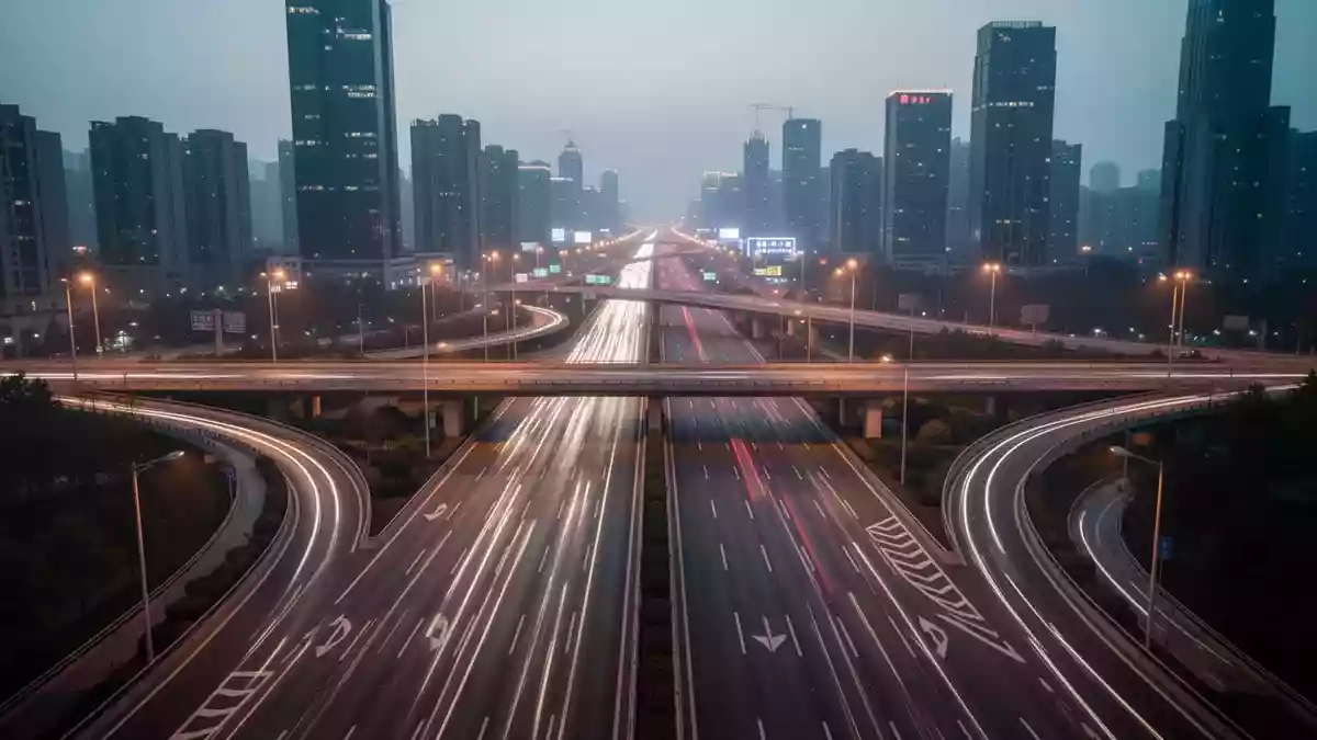 Eine moderne, mehrspurige Autobahnkreuzung in einer chinesischen Großstadt in der Abenddämmerung. Illustration mit AI erstellt.